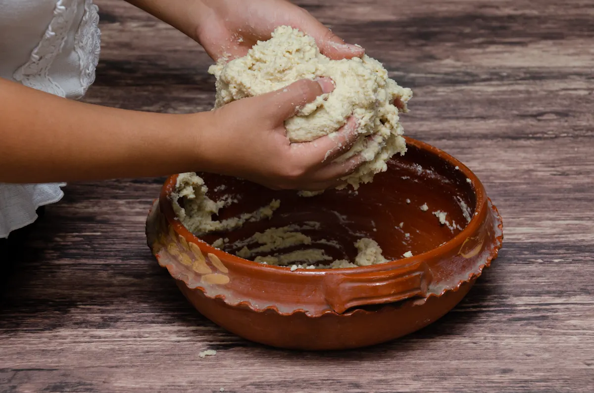 Une personne qui fabrique de la pâte d'amande