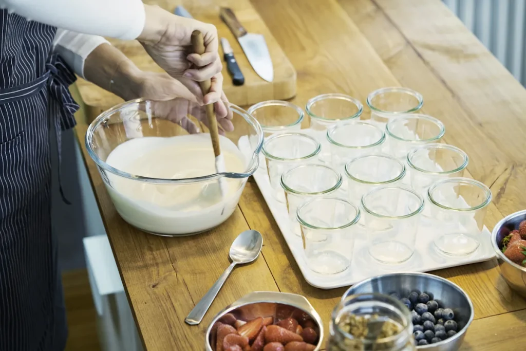 Une personne qui prépare du panna cotta