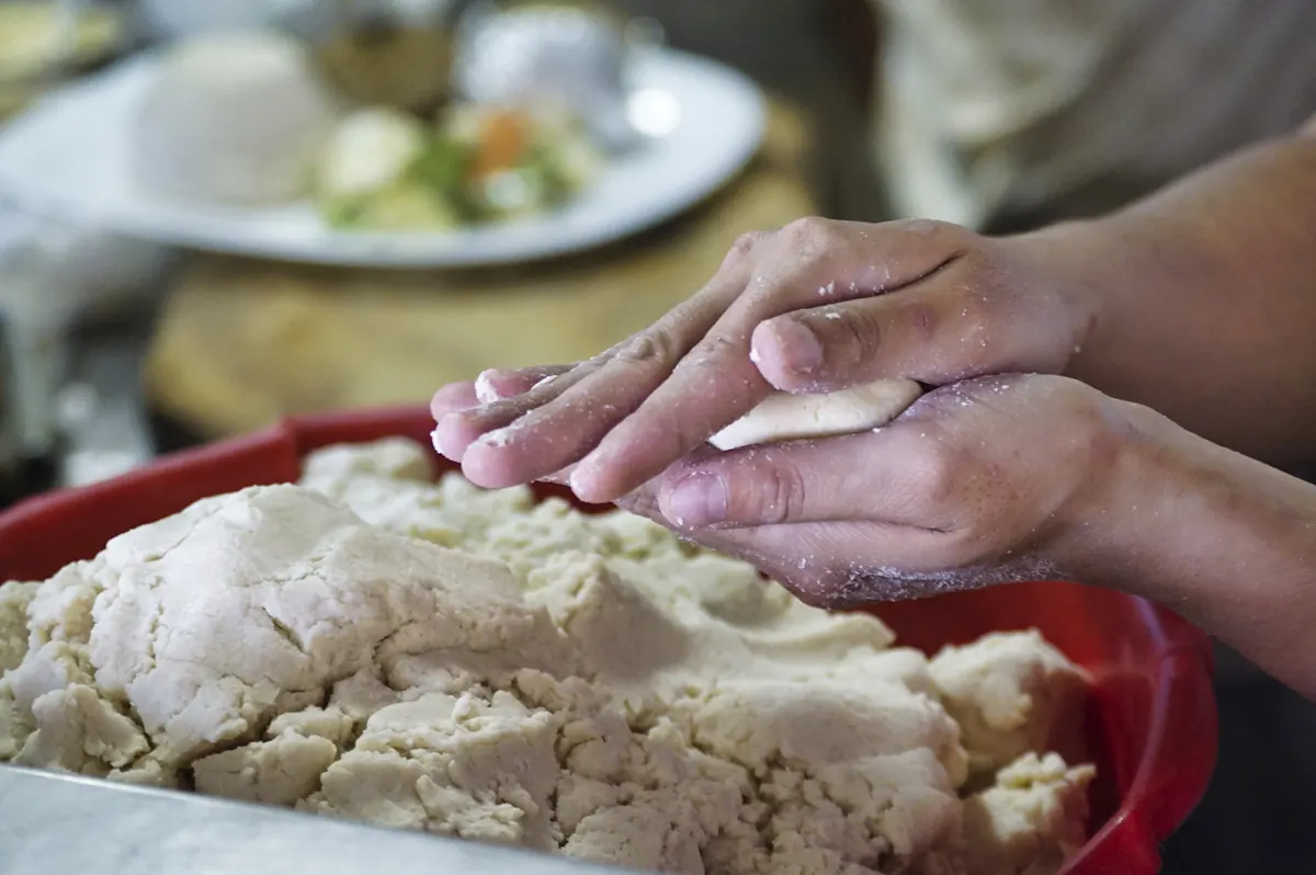 Une personne qui prend de la massepain dans ses mains