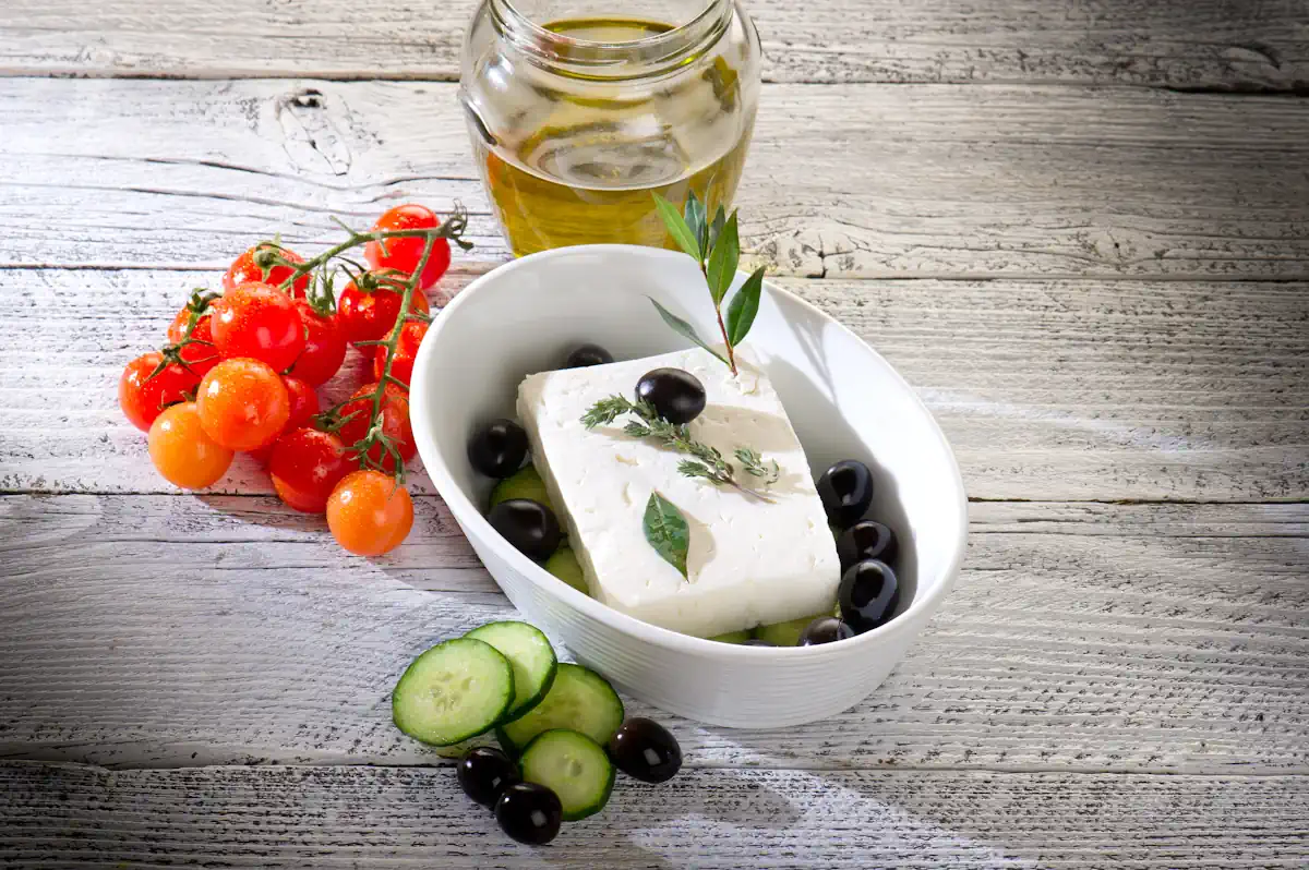 Feta marinée dans bocal d'huile d'olive avec aromates pour conservation longue durée