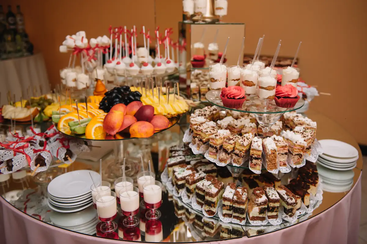 Un buffet de desserts avec plusieurs variétés