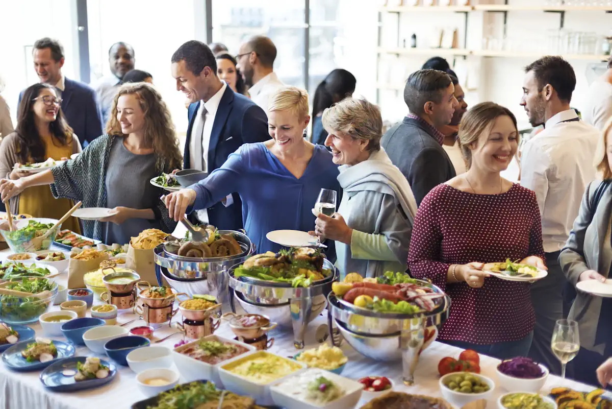 Des personnes qui participent à un buffet