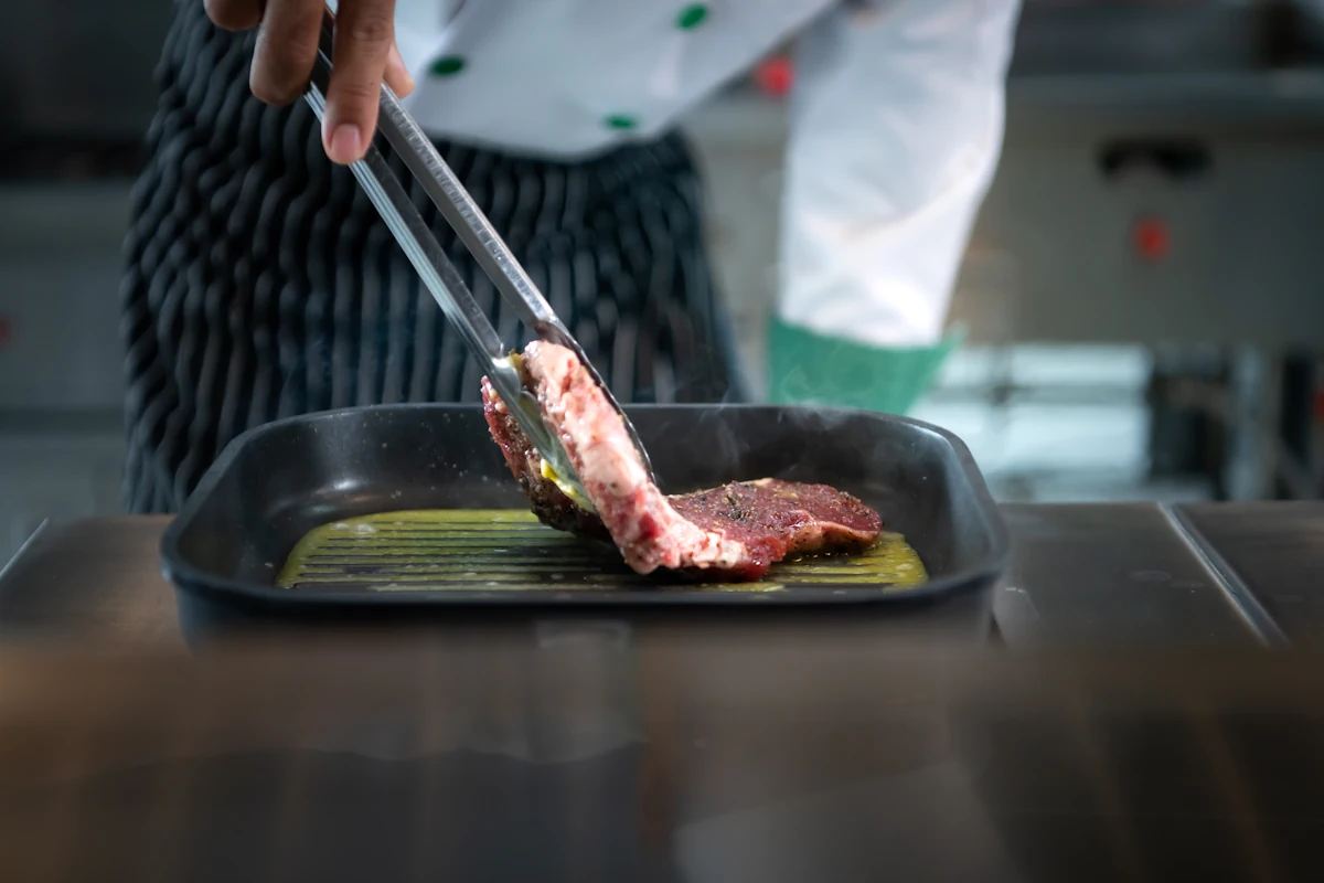 Une personne qui cuisine du filet de veau