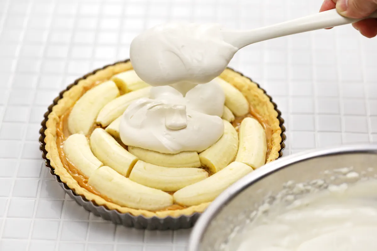 Une personne qui prépare une tarte à la banane