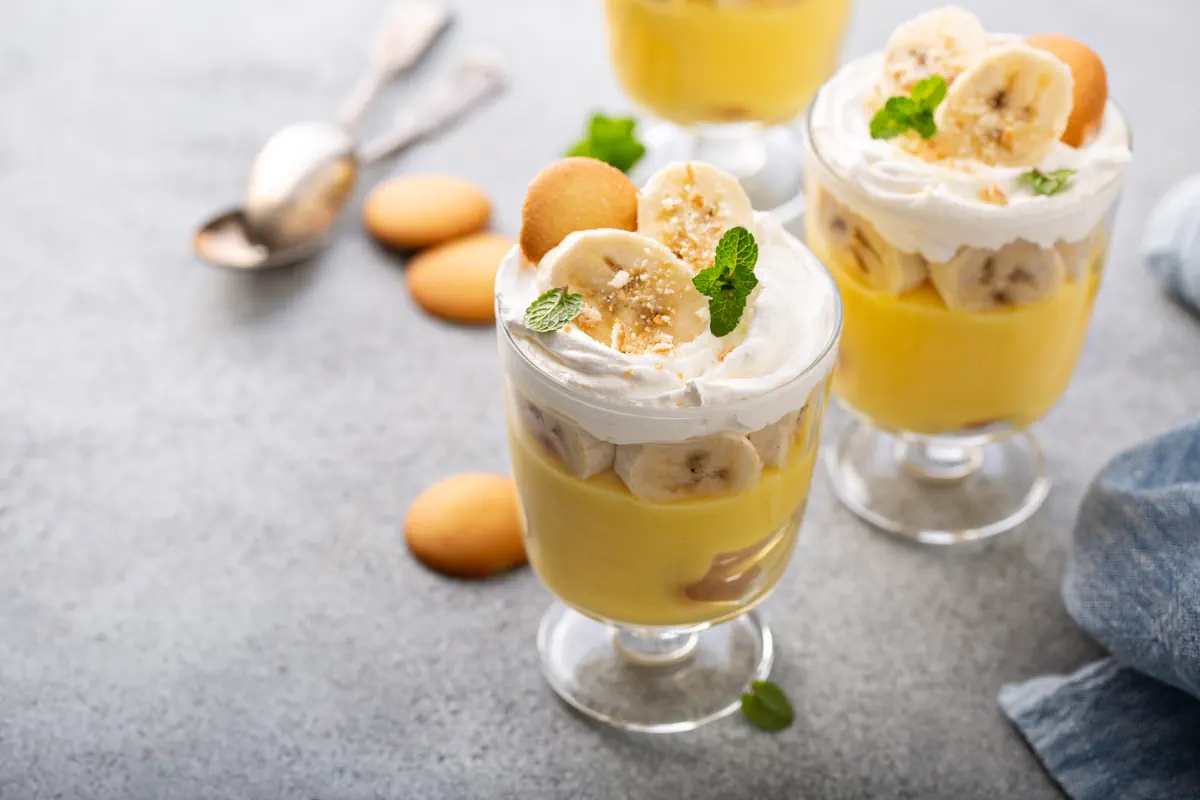 Des coupes de desserts avec de la banane en tranche sur le haut