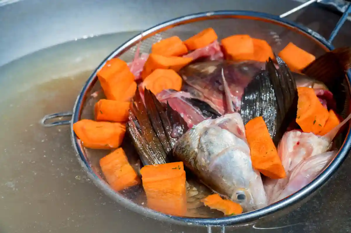 Des poissons et des légumes dans un bol